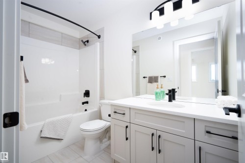 2623 5 Avenue Sw, Edmonton, AB - Indoor Photo Showing Bathroom