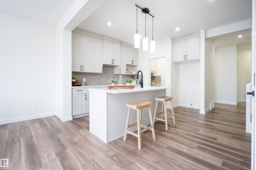 2623 5 Avenue Sw, Edmonton, AB - Indoor Photo Showing Kitchen