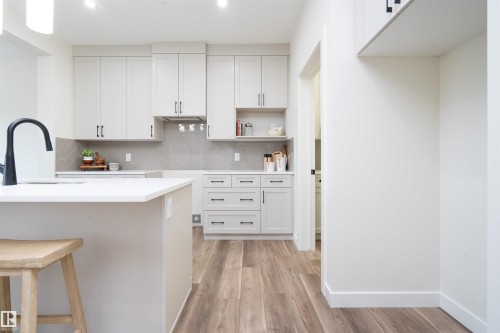2623 5 Avenue Sw, Edmonton, AB - Indoor Photo Showing Kitchen