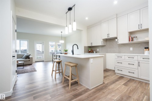 2623 5 Avenue Sw, Edmonton, AB - Indoor Photo Showing Kitchen With Upgraded Kitchen