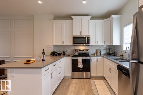 144 Pierwyck Loop, Spruce Grove, AB - Indoor Photo Showing Kitchen With Double Sink With Upgraded Kitchen