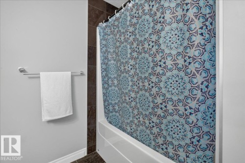 5110 168A Avenue Nw, Edmonton, AB - Indoor Photo Showing Bathroom