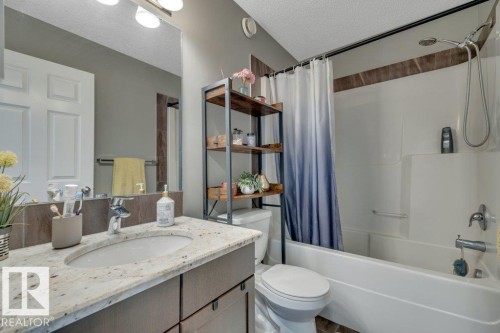 723 Secord Boulevard Nw, Edmonton, AB - Indoor Photo Showing Bathroom