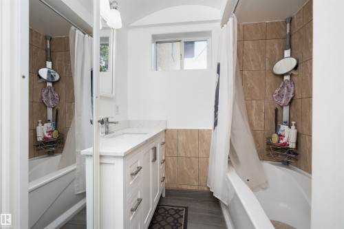 11918 42 Street Nw, Edmonton, AB - Indoor Photo Showing Bathroom