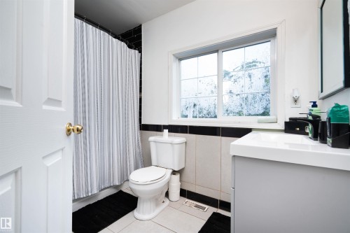 11918 42 Street Nw, Edmonton, AB - Indoor Photo Showing Bathroom