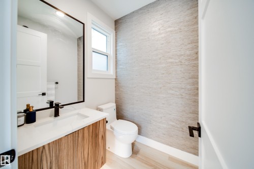 9625 101 Street Nw, Edmonton, AB - Indoor Photo Showing Bathroom