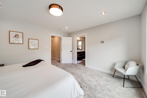 9625 101 Street Nw, Edmonton, AB - Indoor Photo Showing Bedroom
