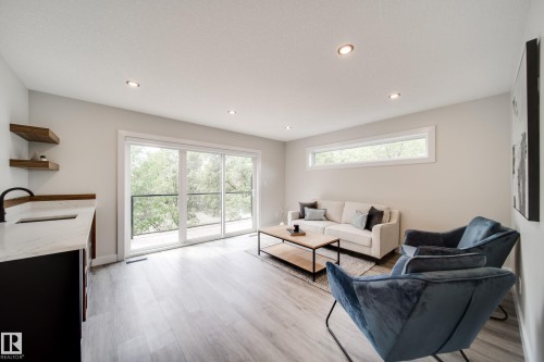 9625 101 Street Nw, Edmonton, AB - Indoor Photo Showing Living Room