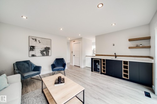 9625 101 Street Nw, Edmonton, AB - Indoor Photo Showing Living Room
