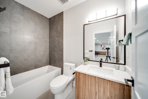 9625 101 Street Nw, Edmonton, AB - Indoor Photo Showing Bathroom