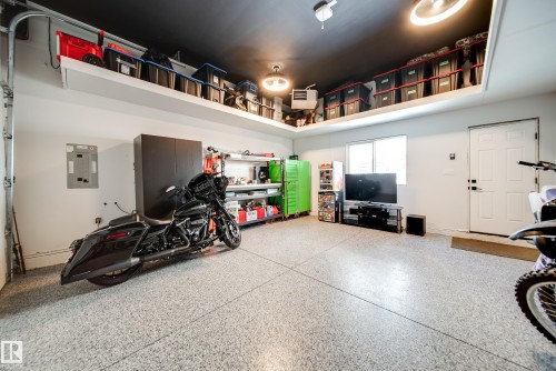 9625 101 Street Nw, Edmonton, AB - Indoor Photo Showing Garage