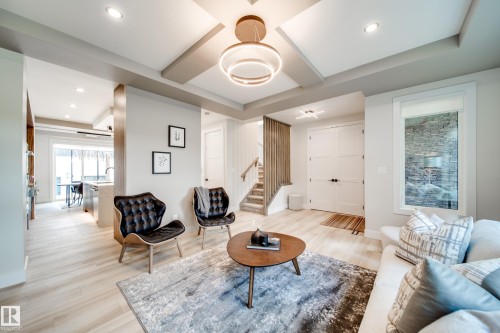 9625 101 Street Nw, Edmonton, AB - Indoor Photo Showing Living Room