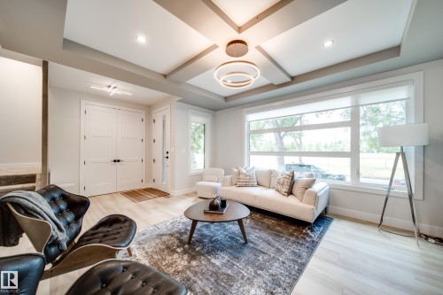 9625 101 Street Nw, Edmonton, AB - Indoor Photo Showing Living Room