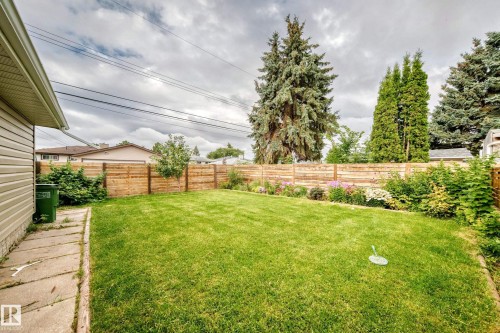 Expansive lawn area with a wood fence perimeter - 7603 130 Avenue Nw, Edmonton, AB - Outdoor