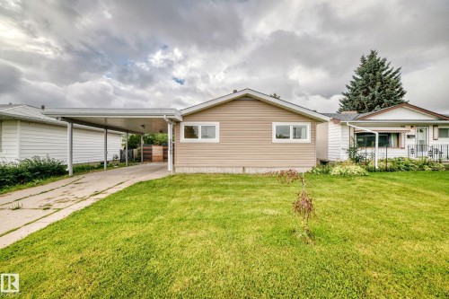 Single-story residence featuring light brown siding and white trim - 7603 130 Avenue Nw, Edmonton, AB - Outdoor