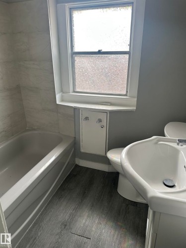 Upstairs suite - 11618 89 Street Nw, Edmonton, AB - Indoor Photo Showing Bathroom