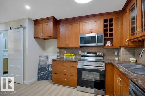 633 Willow Crest Nw, Edmonton, AB - Indoor Photo Showing Kitchen With Double Sink