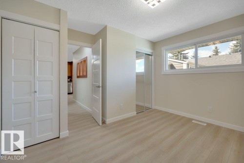 633 Willow Crest Nw, Edmonton, AB - Indoor Photo Showing Other Room