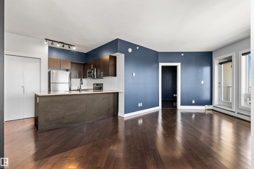 #2401 10152 104 St Nw, Edmonton, AB - Indoor Photo Showing Kitchen