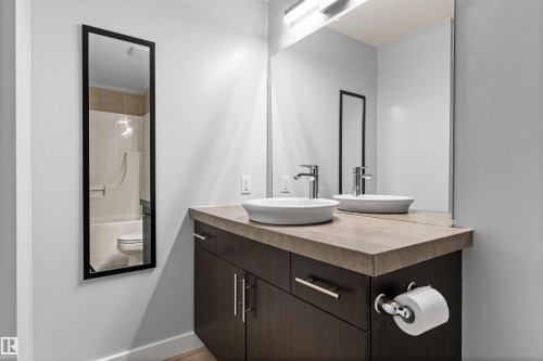 #2401 10152 104 St Nw, Edmonton, AB - Indoor Photo Showing Bathroom