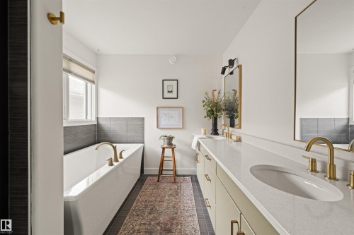 3722 Kidd Crescent Sw, Edmonton, AB - Indoor Photo Showing Bathroom