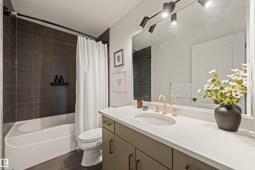 3722 Kidd Crescent Sw, Edmonton, AB - Indoor Photo Showing Bathroom