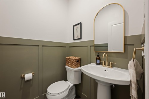 3722 Kidd Crescent Sw, Edmonton, AB - Indoor Photo Showing Bathroom