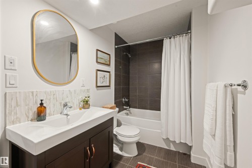 3722 Kidd Crescent Sw, Edmonton, AB - Indoor Photo Showing Bathroom