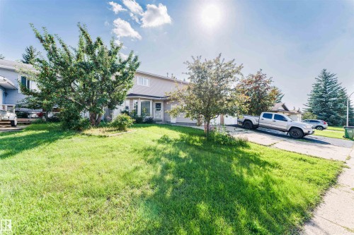 Expansive front lawn with mature trees and a concrete driveway - 4609 38A Avenue Nw, Edmonton, AB - Outdoor