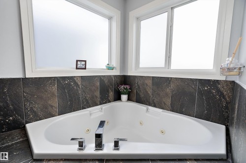 164 Durrand Bend, Fort Saskatchewan, AB - Indoor Photo Showing Bathroom