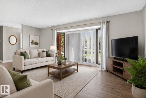 13050 32A Street Nw, Edmonton, AB - Indoor Photo Showing Living Room