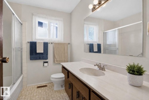 13050 32A Street Nw, Edmonton, AB - Indoor Photo Showing Bathroom