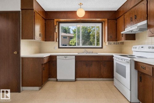 13050 32A Street Nw, Edmonton, AB - Indoor Photo Showing Kitchen