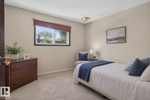 13050 32A Street Nw, Edmonton, AB - Indoor Photo Showing Bedroom
