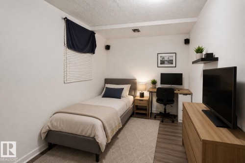 13050 32A Street Nw, Edmonton, AB - Indoor Photo Showing Bedroom