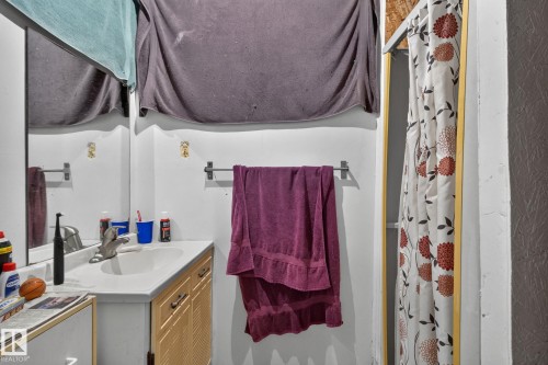 13050 32A Street Nw, Edmonton, AB - Indoor Photo Showing Bathroom