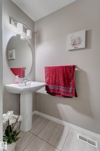 6706 24 Avenue Sw, Edmonton, AB - Indoor Photo Showing Bathroom