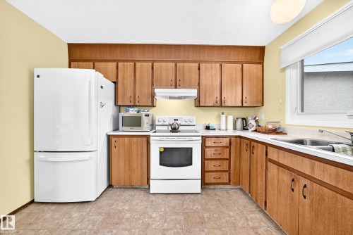 11461 152A Avenue Nw, Edmonton, AB - Indoor Photo Showing Kitchen With Double Sink