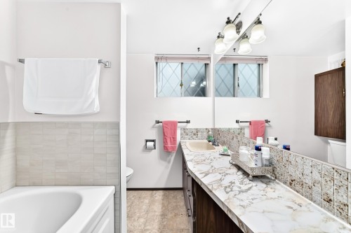 11461 152A Avenue Nw, Edmonton, AB - Indoor Photo Showing Bathroom
