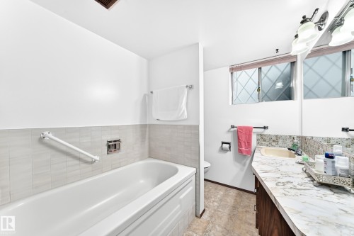 11461 152A Avenue Nw, Edmonton, AB - Indoor Photo Showing Bathroom