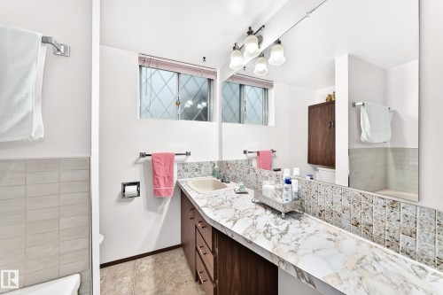 11461 152A Avenue Nw, Edmonton, AB - Indoor Photo Showing Bathroom