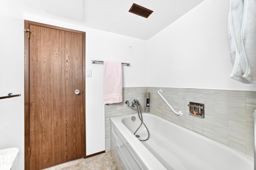 11461 152A Avenue Nw, Edmonton, AB - Indoor Photo Showing Bathroom