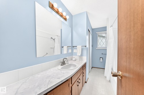 11461 152A Avenue Nw, Edmonton, AB - Indoor Photo Showing Bathroom