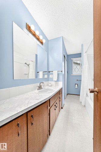 11461 152A Avenue Nw, Edmonton, AB - Indoor Photo Showing Bathroom