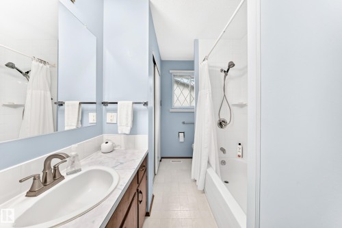 11461 152A Avenue Nw, Edmonton, AB - Indoor Photo Showing Bathroom
