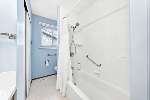 11461 152A Avenue Nw, Edmonton, AB - Indoor Photo Showing Bathroom