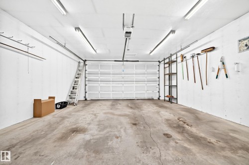 11461 152A Avenue Nw, Edmonton, AB - Indoor Photo Showing Garage
