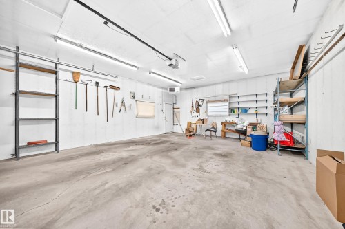 11461 152A Avenue Nw, Edmonton, AB - Indoor Photo Showing Garage