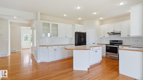 11568 15 Avenue Nw, Edmonton, AB - Indoor Photo Showing Kitchen