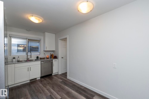 11427 90 Street Nw, Edmonton, AB - Indoor Photo Showing Kitchen